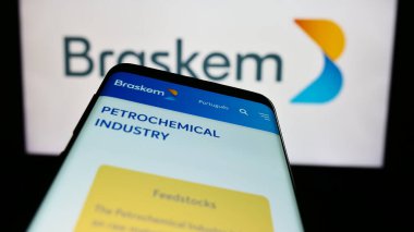 Stuttgart, Almanya - 07-18-2023: Brezilyalı petrokimya şirketi Braskem S.A. 'nın web sayfası iş logosu önünde ekranda. Telefon ekranının sol üst kısmına odaklan.