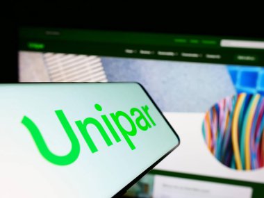 Stuttgart, Almanya - 07-18-2023: Brezilyalı firma Unipar Carbocloro SA 'nın logosunu taşıyan cep telefonu iş sitesinin önünde ekranda. Telefon ekranının merkez sağına odaklan.