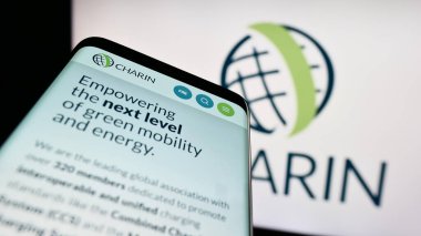Stuttgart, Almanya - 07-18-2023: Küresel şarj derneğinin web sitesi CharIN E.V. Ekranda logonun önünde. Telefon ekranının sol üst kısmına odaklan.