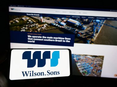 Stuttgart, Almanya - 07-18-2023: Brezilyalı lojistik şirketi Wilson Sons S.A. 'nın logosunun bulunduğu cep telefonu web sayfası önünde ekranda. Telefon ekranına odaklan.