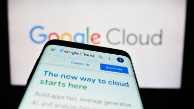 Stuttgart, Almanya - 07-18-2023: Logonun önünde ekranda Google Cloud Platform (GCP) bilgisayar hizmetleri web sitesi bulunan cep telefonu. Telefon ekranının sol üst kısmına odaklan.