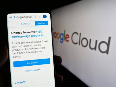 Stuttgart, Almanya - 07-18-2023: Bilgisayar hizmetleri web sitesi Google Cloud Platformu (GCP) ile birlikte cep telefonu tutan kişi logolu ekranda. Telefon ekranının merkezine odaklan.