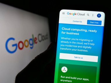 Stuttgart, Almanya - 07-18-2023: Bilgisayar hizmetleri web sitesi Google Cloud Platformu (GCP) ile akıllı telefon sahibi kişi logolu ekranda. Telefon ekranının merkezine odaklan.