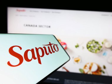 Stuttgart, Almanya - 07-18-2023: Kanadalı süt ürünleri şirketi Saputo Inc. 'in logosuna sahip akıllı telefon iş sitesinin önünde ekranda. Telefon ekranının merkezine odaklan.