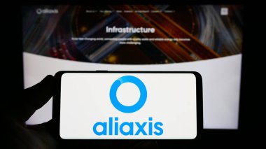 Stuttgart, Almanya - 07-18-2023: Belçikalı plastik şirketi Aliaxis SA 'nın logosunu taşıyan kişi web sitesinin önünde ekranda. Telefon ekranına odaklan.