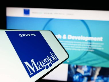 Stuttgart, Almanya - 07-18-2023: Bilgi teknolojileri şirketi Maggioli S.P.A. 'nın logosunun bulunduğu cep telefonu web sitesinin önünde ekranda. Telefon ekranının merkez sağına odaklan.