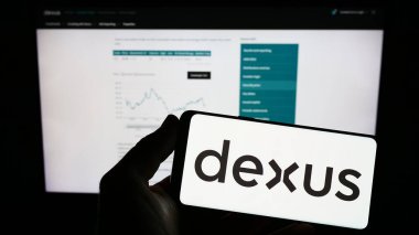 Stuttgart, Almanya - 06-18-2023: Avustralyalı emlak şirketi Dexus Group 'un logosunun bulunduğu cep telefonu web sayfası önünde ekranda. Telefon ekranına odaklan.