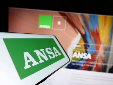 Stuttgart, Almanya - 06-18-2023: Sitenin önünde ekranda Agenzia Nazionale Stampa Associata (ANSA) logosu bulunan akıllı telefon. Telefon ekranının merkezine odaklan.