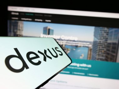 Stuttgart, Almanya - 06-18-2023: Avustralyalı emlak şirketi Dexus Group 'un logosunu içeren cep telefonu web sitesinin önünde ekranda. Telefon ekranının merkez sağına odaklan.