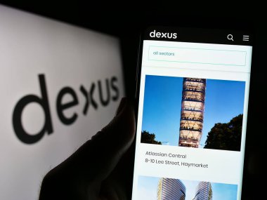 Stuttgart, Almanya - 06-18-2023: Avustralyalı emlak şirketi Dexus Group 'un web sayfası olan cep telefonu logosu önünde ekranda. Telefon ekranının merkezine odaklan.