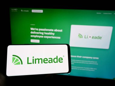 Stuttgart, Almanya - 06-18-2023: Amerikan çalışan refah şirketi Limeade Inc. 'in logosunun bulunduğu cep telefonu web sayfası önünde ekranda. Telefon ekranına odaklan.