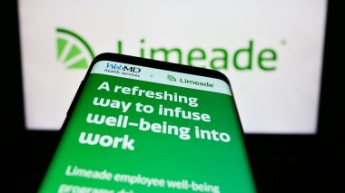 Stuttgart, Almanya - 06-18-2023: İş logosu önünde ekranda ABD 'li çalışan refah şirketi Limeade Inc.' nin web sitesi bulunan cep telefonu. Telefon ekranının sol üst kısmına odaklan.