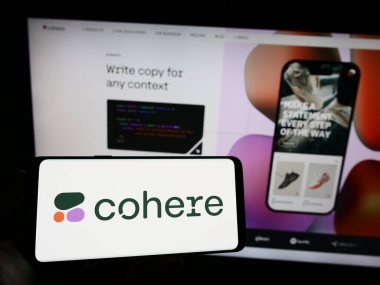 Stuttgart, Almanya - 06-18-2023: Kanada 'lı AI şirketi Cohere Inc.' in logosunu elinde tutan kişi iş sayfasının önünde ekranda. Telefon ekranına odaklan.