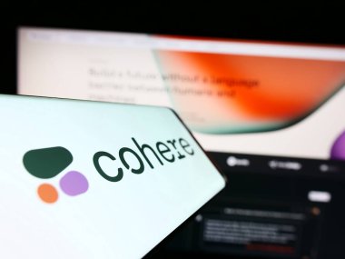 Stuttgart, Almanya - 06-18-2023: Kanadalı AI şirketi Cohere Inc. 'in logosunu içeren akıllı telefon iş sitesinin önünde ekranda. Telefon ekranının merkez soluna odaklan.