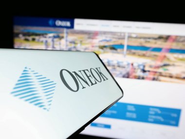 Stuttgart, Almanya - 06-18-2023: Amerikan doğalgaz şirketi Oneok Inc. 'in logosu olan cep telefonu iş dünyasının web sitesinin önünde ekranda. Telefon ekranının merkez sağına odaklan.
