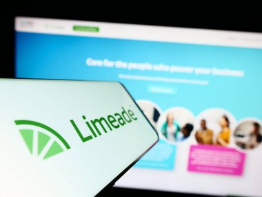 Stuttgart, Almanya - 06-18-2023: İnternet sayfasının önünde ekranda Amerikan çalışan refah şirketi Limeade Inc. logosu olan cep telefonu. Telefon ekranının merkezine odaklan.