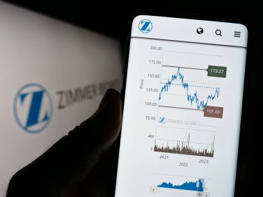 Stuttgart, Almanya - 06-18-2023: ABD 'li Zimmer Biomet Holding Inc. şirketinin web sayfası logo önünde ekranda. Telefon ekranının merkezine odaklan.