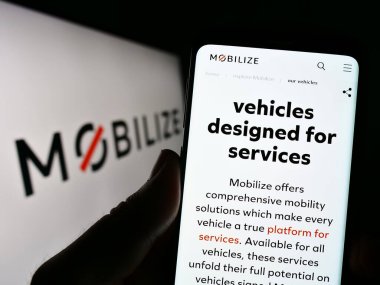 Stuttgart, Almanya - 06-18-2023: Otomotiv şirketi Mobilize 'nin web sayfası olan cep telefonu logosu önünde ekranda. Telefon ekranının merkezine odaklan.