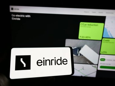 Stuttgart, Almanya - 06-18-2023: İsveçli elektrikli hareketlilik şirketi Einride AB 'nin logosunun bulunduğu cep telefonu web sayfası önünde ekranda. Telefon ekranına odaklan.