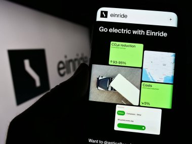 Stuttgart, Almanya - 06-18-2023: İsveç elektrikli mobil şirketi Einride AB 'nin web sayfası ile ekranda logolu cep telefonu tutan kişi. Telefon ekranının merkezine odaklan.