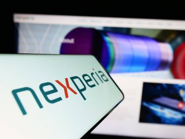 Stuttgart, Almanya - 06-18-2023: Yarı iletken şirket Nexperia BV 'nin logosuna sahip akıllı telefon iş sitesinin önünde ekranda. Telefon ekranının merkez sağına odaklan.