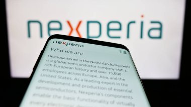 Stuttgart, Almanya - 06-18-2023: Yarı iletken şirket Nuzman B.V. 'nin web sayfası iş logosu önünde ekranda. Telefon ekranının sol üst kısmına odaklan.