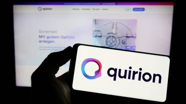 Stuttgart, Almanya - 06-18-2023: Alman finans hizmetleri şirketi quirion AG 'nin logosunun bulunduğu cep telefonu web sayfası önünde ekranda. Telefon ekranına odaklan.