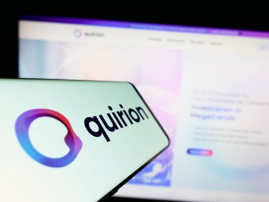 Stuttgart, Almanya - 06-18-2023: Alman finans hizmetleri şirketi Quirion AG 'nin logosunun yer aldığı cep telefonu iş sitesinin önünde ekranda. Telefon ekranının merkezine odaklan.