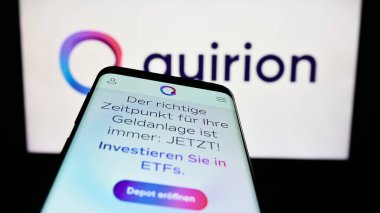 Stuttgart, Almanya - 06-18-2023: Alman finans hizmetleri şirketi quirion AG 'nin web sitesiyle birlikte cep telefonu logonun önünde ekranda. Telefon ekranının sol üst kısmına odaklan.