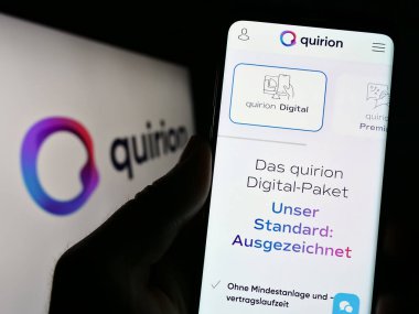 Stuttgart, Almanya - 06-18-2023: Cep telefonunda Alman finans şirketi quirion AG 'nin internet sayfası logo ile ekranda. Telefon ekranının merkezine odaklan.