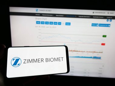 Stuttgart, Almanya - 06-18-2023: Amerikan Zimmer Biomet Holding Inc. şirketinin logosunun bulunduğu cep telefonu web sayfası önünde ekranda. Telefon ekranına odaklan.