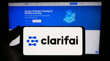 Stuttgart, Almanya - 06-18-2023: ABD 'li yapay zeka şirketi Clarifai Inc.' in logosunu taşıyan kişi web sitesinin önünde ekranda. Telefon ekranına odaklan.