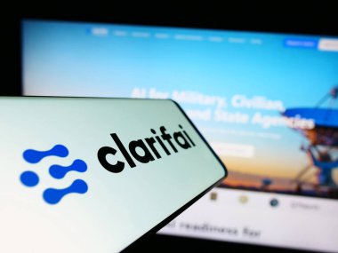 Stuttgart, Almanya - 06-18-2023: İnternet sitesinin önünde ekranda ABD 'li yapay zeka şirketi Clarifai Inc.' in logosunun bulunduğu cep telefonu. Telefon ekranının merkez soluna odaklan.