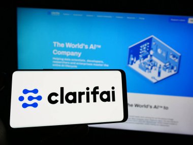 Stuttgart, Almanya - 06-18-2023: ABD 'li yapay zeka şirketi Clarifai Inc.' in logosunun bulunduğu cep telefonu web sayfası önünde ekranda. Telefon ekranına odaklan.