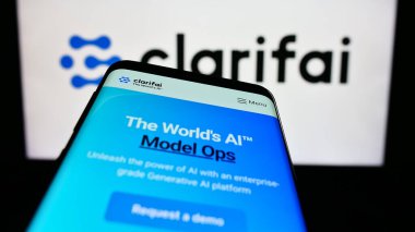 Stuttgart, Almanya - 06-18-2023: ABD 'li yapay zeka şirketi Clarifai Inc.' in web sitesiyle birlikte logo önünde ekranda. Telefon ekranının sol üst kısmına odaklan.