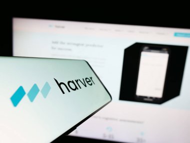 Stuttgart, Almanya - 06-18-2023: Yetenek yönetimi şirketi Harver B.V. 'nin logosuna sahip akıllı telefon iş dünyasının web sitesinin önünde ekranda. Telefon ekranının merkezine odaklan.