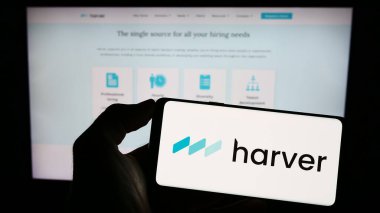 Stuttgart, Almanya - 06-18-2023: Yetenek yönetimi şirketi Harver B.V. 'nin logosunun bulunduğu cep telefonu web sayfası önünde ekranda. Telefon ekranına odaklan.