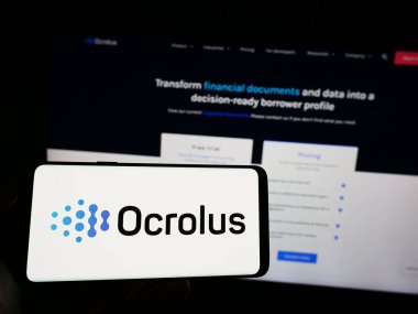 Stuttgart, Almanya - 06-18-2023: Amerikan belge otomasyon şirketi Ocrolus Inc. 'in logosuna sahip cep telefonu web sayfasının önünde ekranda. Telefon ekranına odaklan.