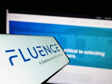 Stuttgart, Almanya - 06-18-2023: Amerikan şirketi Fluence Energy LLC 'nin logosuna sahip akıllı telefon, işletme web sitesinin önünde ekranda. Telefon ekranının merkez soluna odaklan.