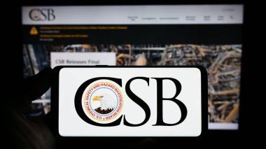 Stuttgart, Almanya - 06-18-2023: ABD federal dairesi USCSB 'nin logosunu elinde tutan kişi web sitesinin önünde ekranda. Telefon ekranına odaklan.