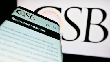 Stuttgart, Almanya - 06-18-2023: ABD federal dairesi USCSB 'nin web sayfalı cep telefonu logonun önünde ekranda. Telefon ekranının sol üst kısmına odaklan.