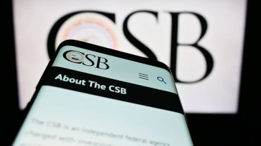 Stuttgart, Almanya - 06-18-2023: ABD federal dairesi USCSB 'nin web siteli akıllı telefon logonun önünde ekranda. Telefon ekranının sol üst kısmına odaklan.