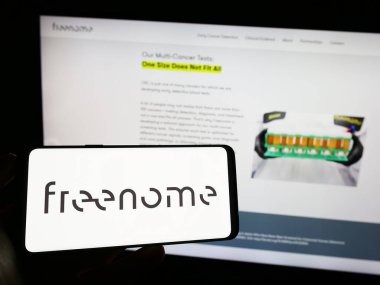 Stuttgart, Almanya - 06-18-2023: Amerikan biyoteknoloji şirketi Freenome Holding Inc. 'nin logosunun bulunduğu cep telefonu web sayfası önünde ekranda. Telefon ekranına odaklan.