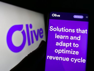 Stuttgart, Almanya - 06-18-2023: ABD 'li yapay zeka şirketi Olive AI Inc.' in internet sayfası olan cep telefonu logolu kişi ekranda. Telefon ekranının merkezine odaklan.