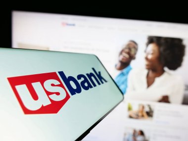 Stuttgart, Almanya - 06-19-2023: Amerikan finans şirketi U.S. Bancorp 'un logosuna sahip akıllı telefon web sitesinin önünde ekranda. Telefon ekranının merkez soluna odaklan.