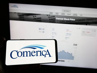 Stuttgart, Almanya - 06-19-2023: Amerikan finans hizmetleri şirketi Comerica Inc. 'in logosunun bulunduğu cep telefonu web sayfası önünde ekranda. Telefon ekranına odaklan.