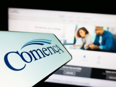Stuttgart, Almanya - 06-19-2023: İnternet sitesi önünde ekranda Comerica Inc. 'in logosunun bulunduğu cep telefonu. Telefon ekranının merkez soluna odaklan.