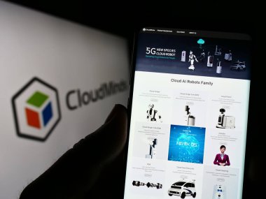 Stuttgart, Almanya - 06-19-2023: Robot şirketi CloudMinds Technology Inc. 'nin web sitesi ile akıllı telefon sahibi kişi logolu ekranda. Telefon ekranının merkezine odaklan.