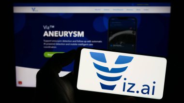Stuttgart, Almanya - 06-19-2023: Web sayfasının önünde ABD 'li yapay zeka şirketi Viz.ai Inc.' nin logosunun bulunduğu cep telefonu sahibi kişi. Telefon ekranına odaklan.