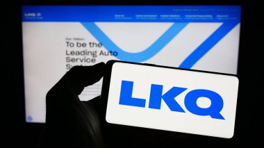 Stuttgart, Almanya - 06-19-2023: ABD 'li otomobil parçaları şirketi LKQ Corporation' ın logosunu taşıyan kişi web sitesinin önünde ekranda. Telefon ekranına odaklan.